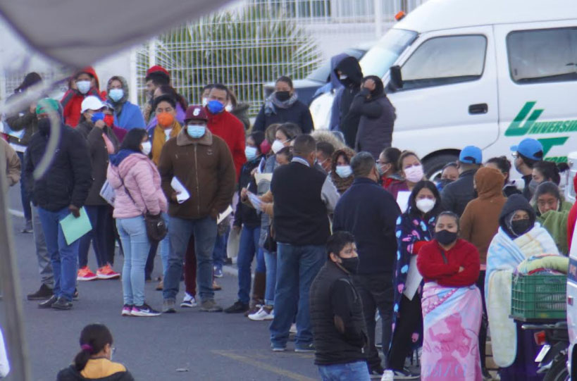 Vacunación Covid de personas 30 y más generó largas filas en Tecamachalco