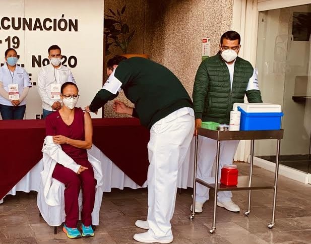 Así los vacunan contra el covid en IMSS La Margarita