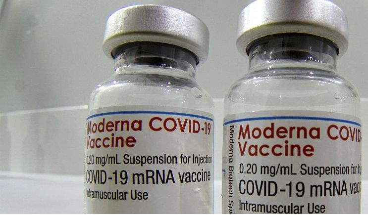 Eficacia de ARN de Pfizer y Moderna disminuye después de cuatro meses
