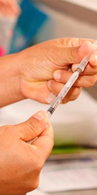 Tras muertes, suspende IMSS vacunación contra hepatitis B 