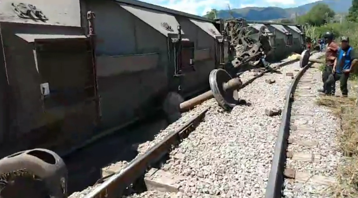 Por robo de clavos en rieles, descarrila tren en Tehuacán