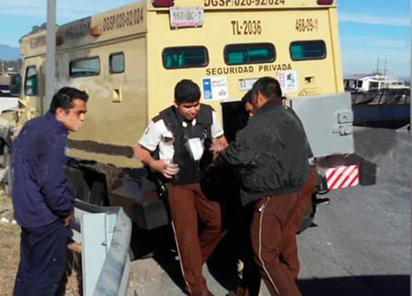 Camioneta de valores choca con muro: hay 5 heridos