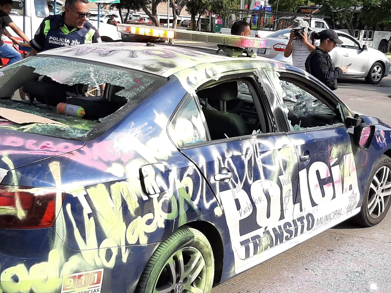 Durante brillanteada vandalizan patrulla frente a Fiscalía
