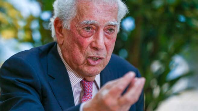 Hospitalizan de nueva cuenta por covid al escritor Mario Vargas Llosa