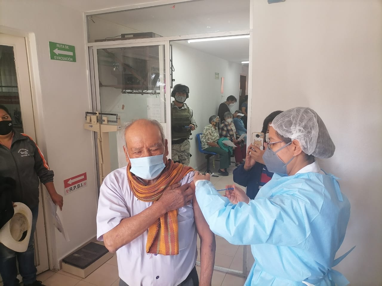 Inician vacunación Covid en El Verde, Tlahuapan y Tlalancaleca