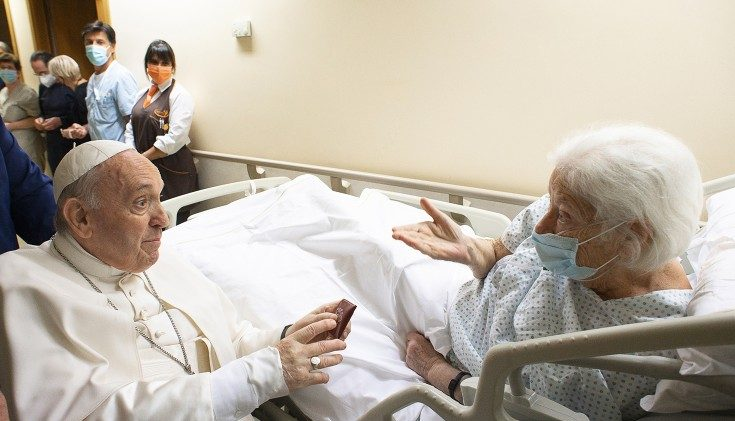 El papa Francisco deja el Hospital