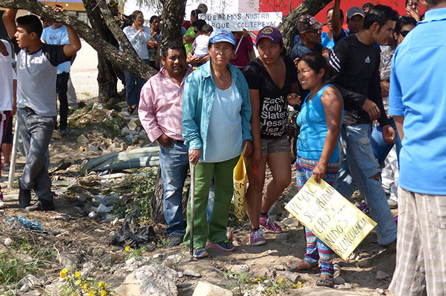 Con machetes impiden construcción de casas en Tehuacán