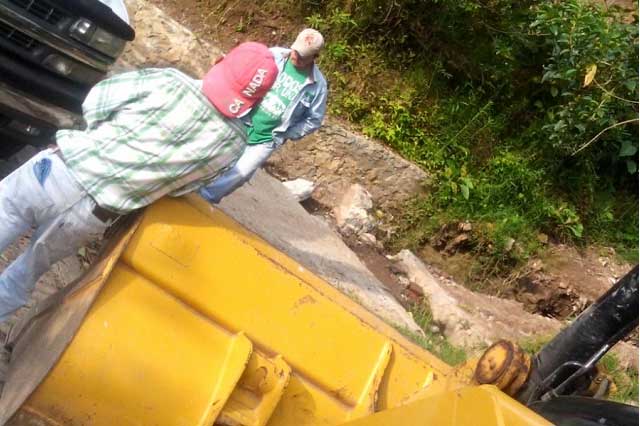 Habitantes de Tlaola frenan trabajos de drenaje porque contaminará río