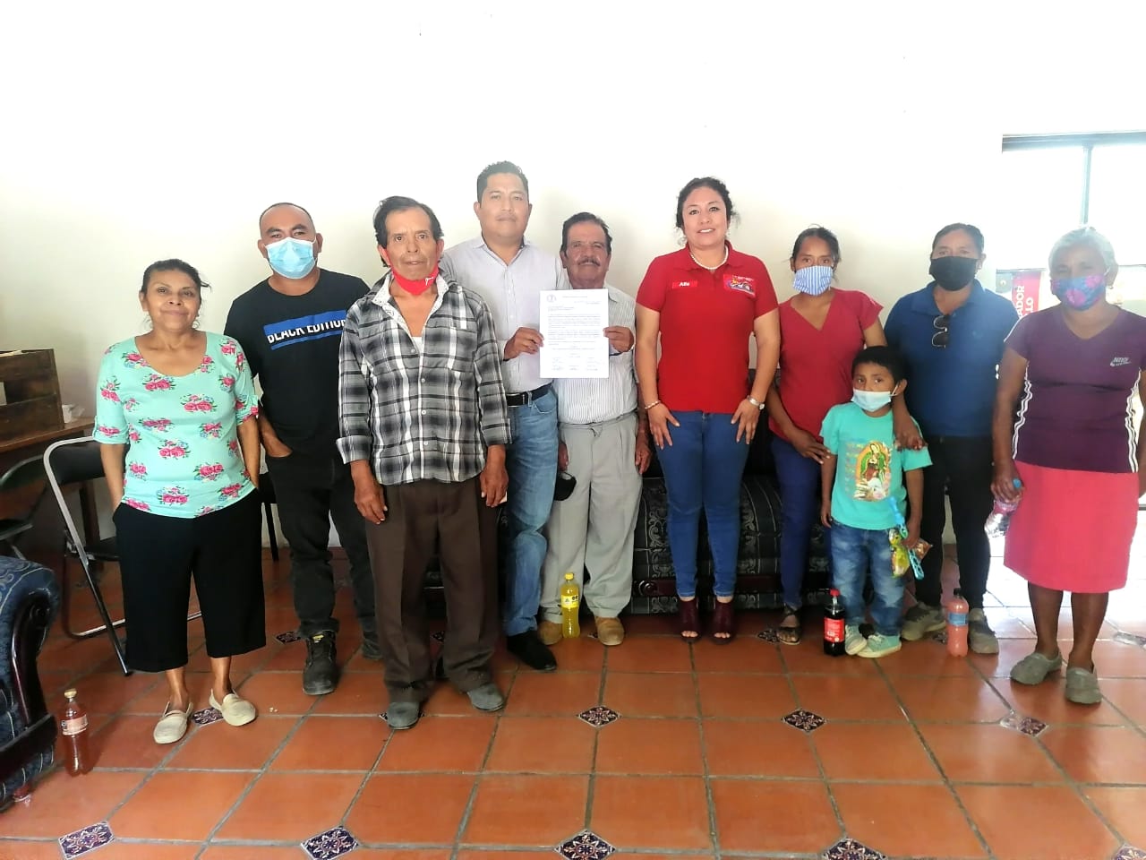 Vecinos de Epatlán entregan pliego petitorio al edil