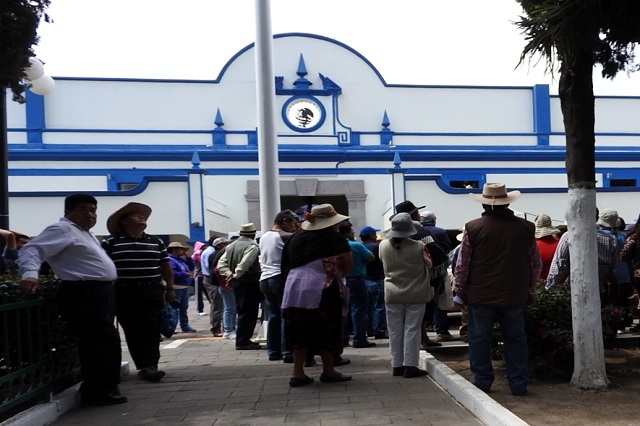 Planta Leoncio Paisano a opositores a red de agua en Tlaxcalancingo
