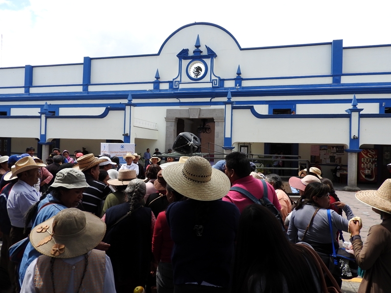 Marchan vecinos contra instalación de red de agua en Tlaxcalancingo