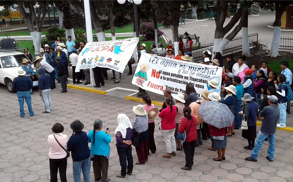 Marchan vecinos contra instalación de red de agua en Tlaxcalancingo