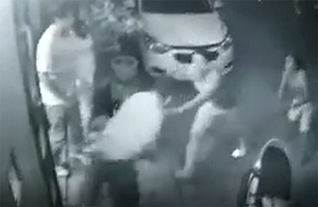 VIDEO Captan cómo hombre ebrio intentó asesinar a su vecino en Izúcar