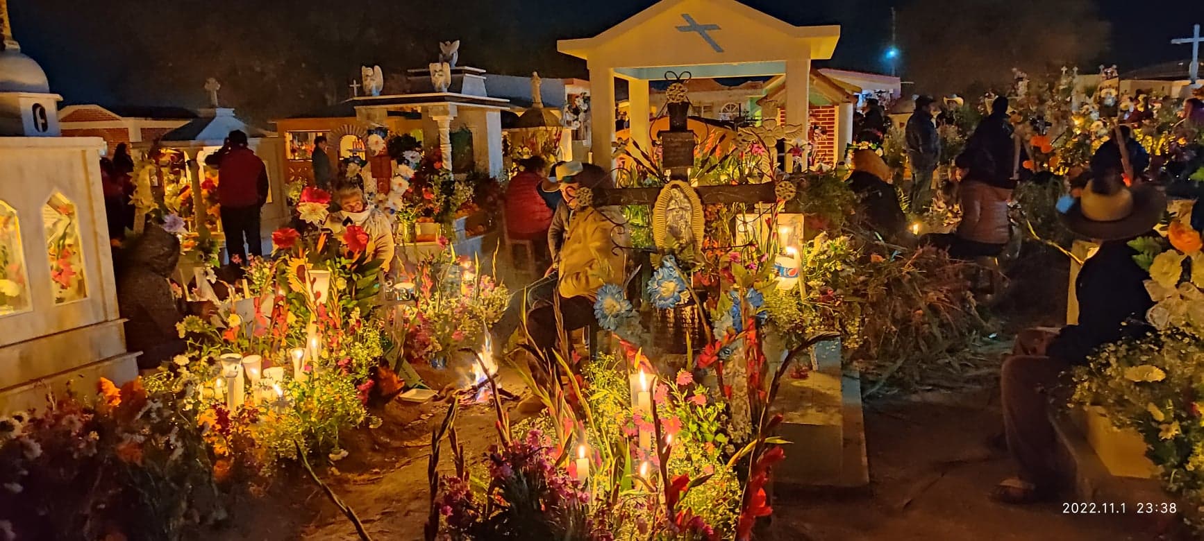 Tras pandemia en Xochitlán Todos Santos habitantes velan a sus fieles difuntos 