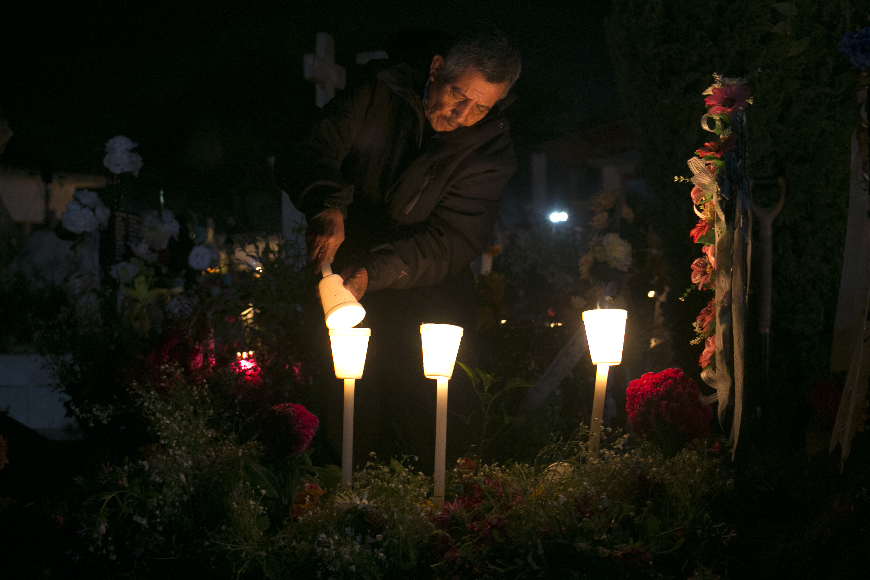 GALERÍA: Evocan a sus muertos en tumbas de Xochitlán y Petlalcingo