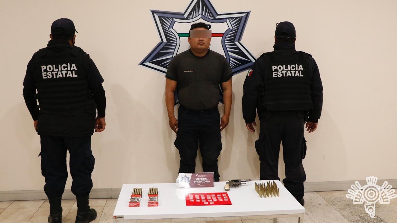 Detienen a presunto vendedor de armas en Caxhuacan