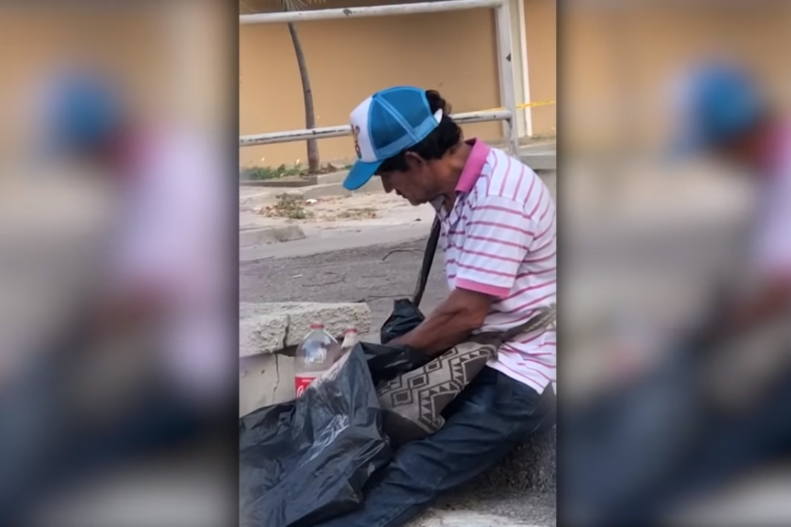 VIDEO Lo cachan rellenando botellas de refresco para revenderlas