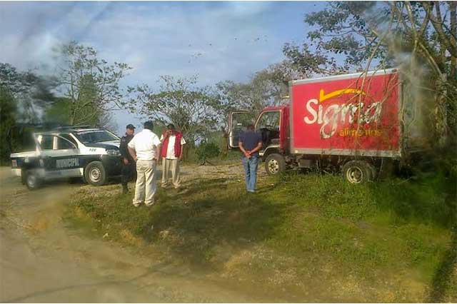 Los encierran en camioneta tras asalto en Xicotepec