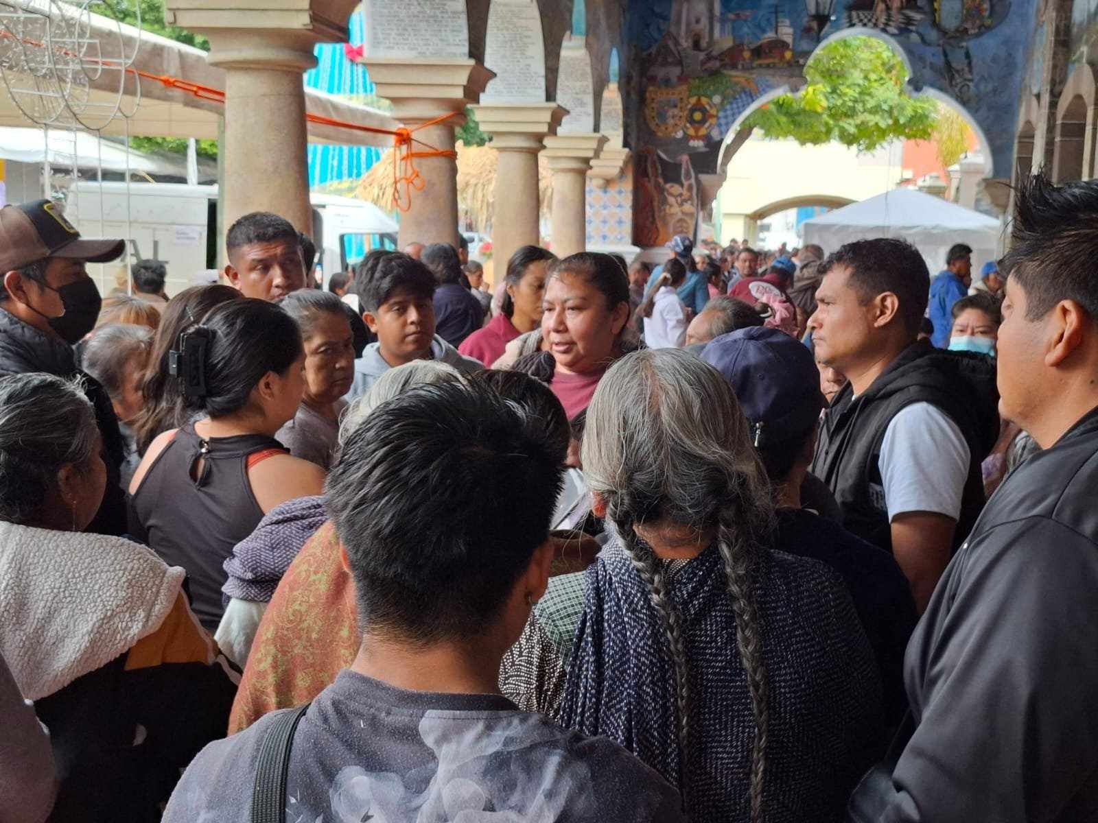 Se manifiesta un grupo de comerciantes del mercado La Purísima en el Palacio de Tehuacán