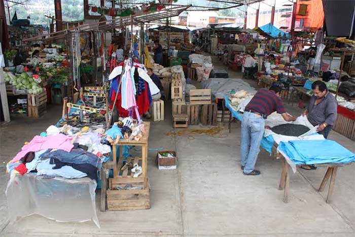 Denuncian venta irregular de espacios en mercado de Huauchinango