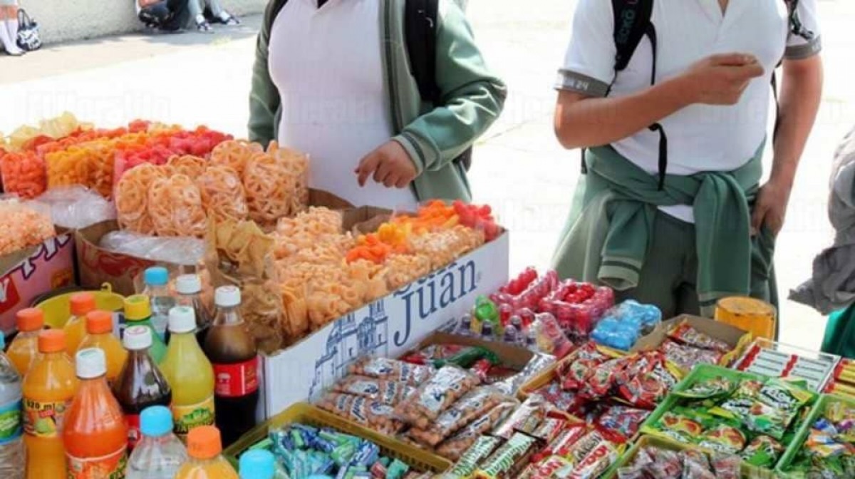 Escuelas de Puebla nutren la venta de comida chatarra