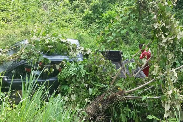 Pese a volcadura en V. Carranza, 2 sujetos salen ilesos