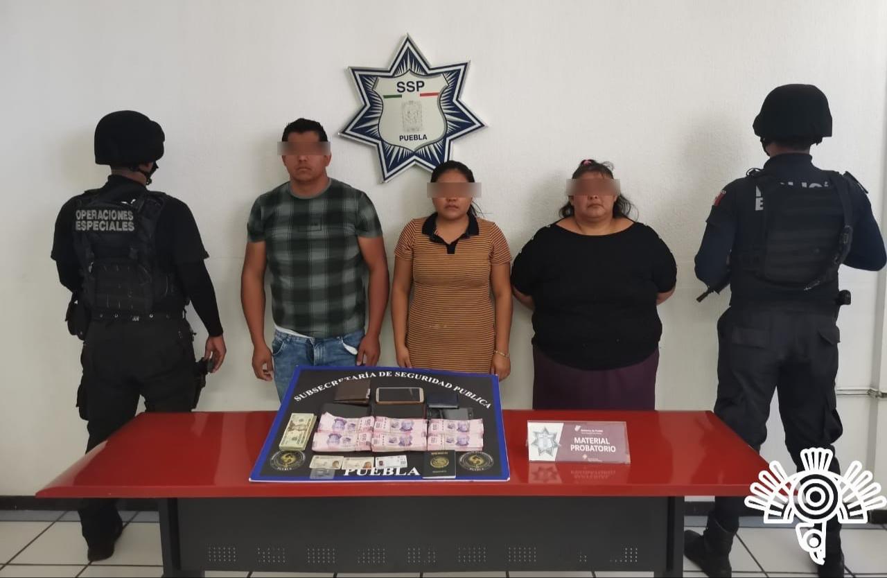 Detienen a veracruzanos con 600 mil pesos y dólares en Puebla