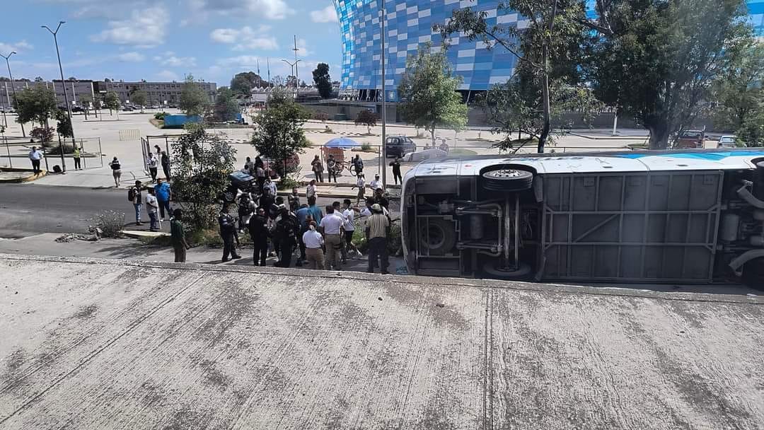 Vuelca autobús frente al Cuauhtémoc; hay 17 heridos