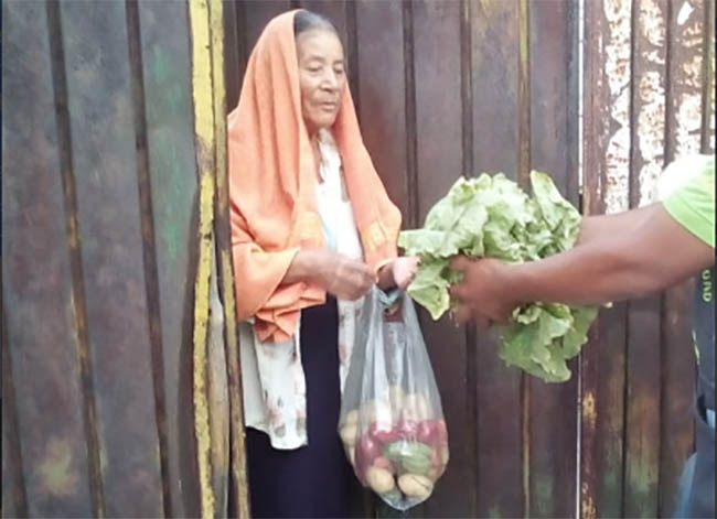 Comerciantes de Huixcolotla regalan verduras a vecinos de Teotlalcingo