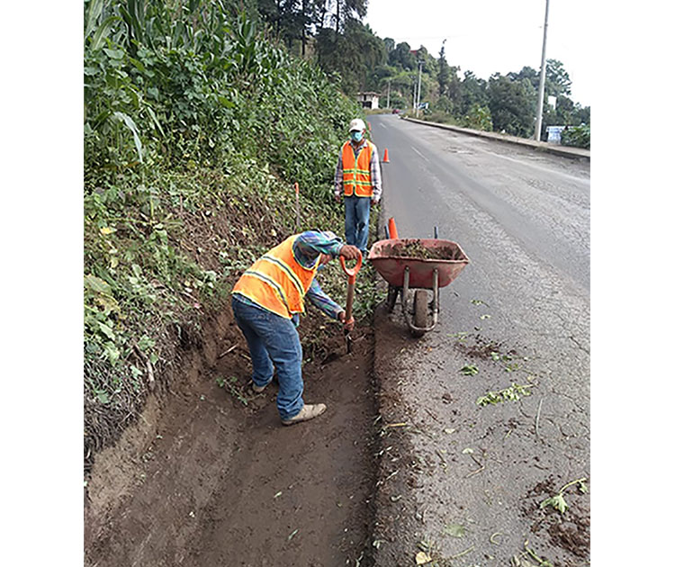 Realizan limpieza de cunetas en carretera Acuaco-Huehuetla