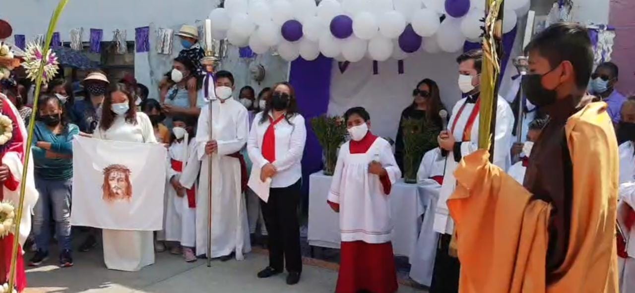 Cientos de fieles participan en viacrusis en la región de Texmelucan