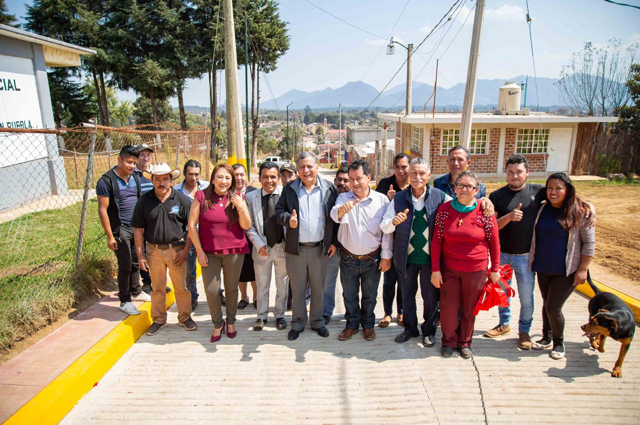 Luis Márquez Lecona inaugura calle 21 de Marzo en Jicolapa