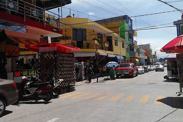 Ambulantes invaden calle después de inaugurada en Texmelucan