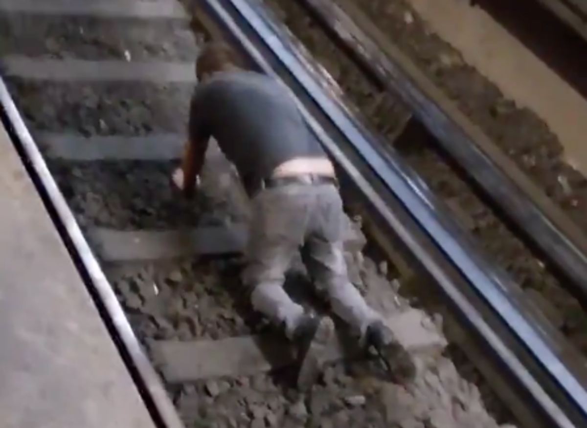 VIDEO Hombre con ataque de esquizofrenia se avienta a vías del metro en la CDMX