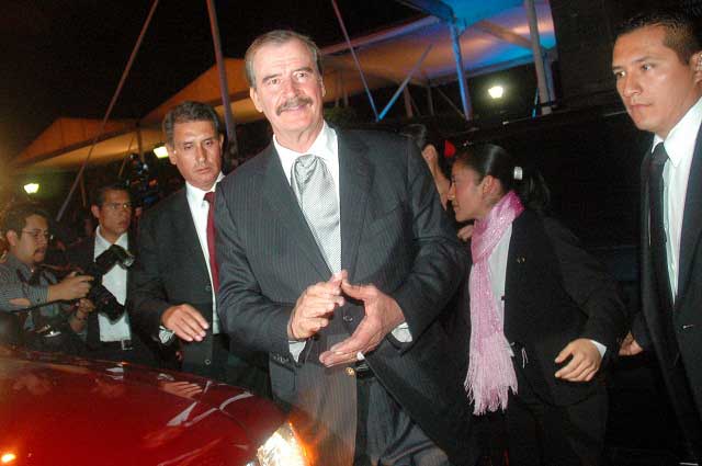 Vicente Fox debuta como actor promocionando serie Club de Cuervos