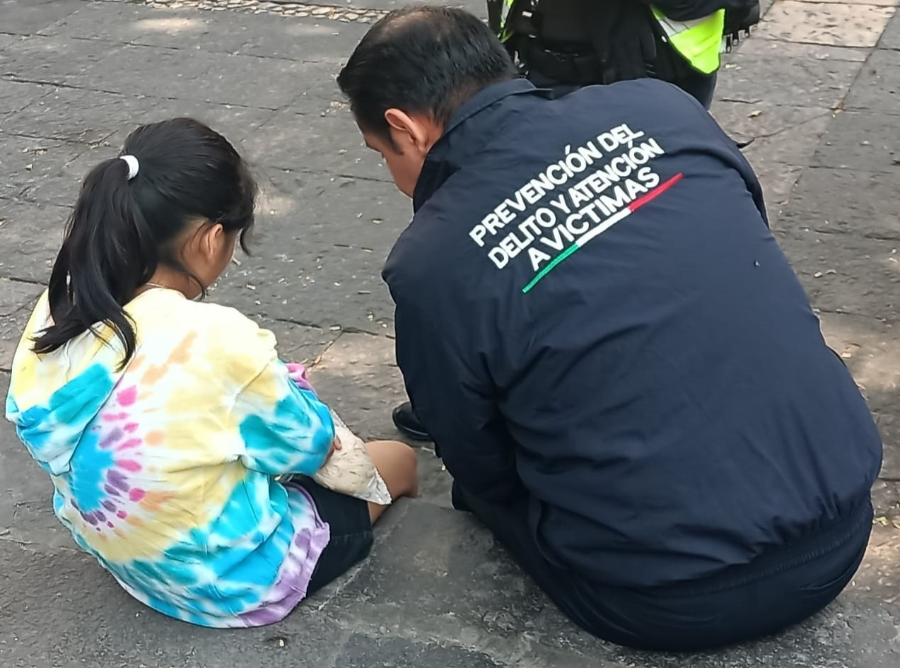 Encuentran en el zócalo a menor reportada como desaparecida en Puebla