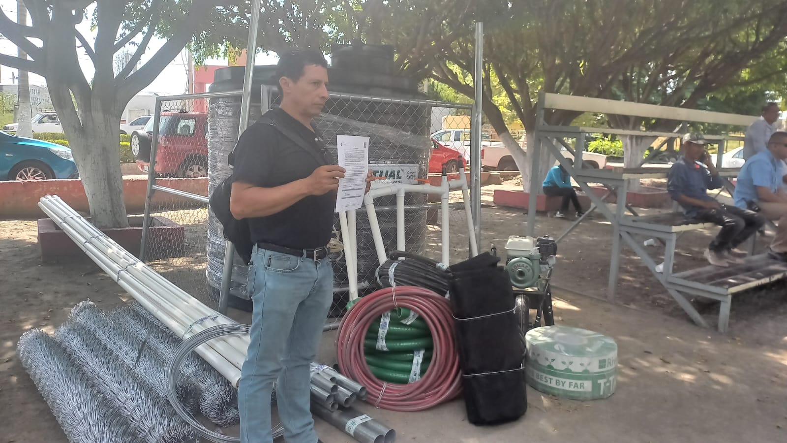 Critican entrega de proyecto a funcionario del ayuntamiento de Chietla