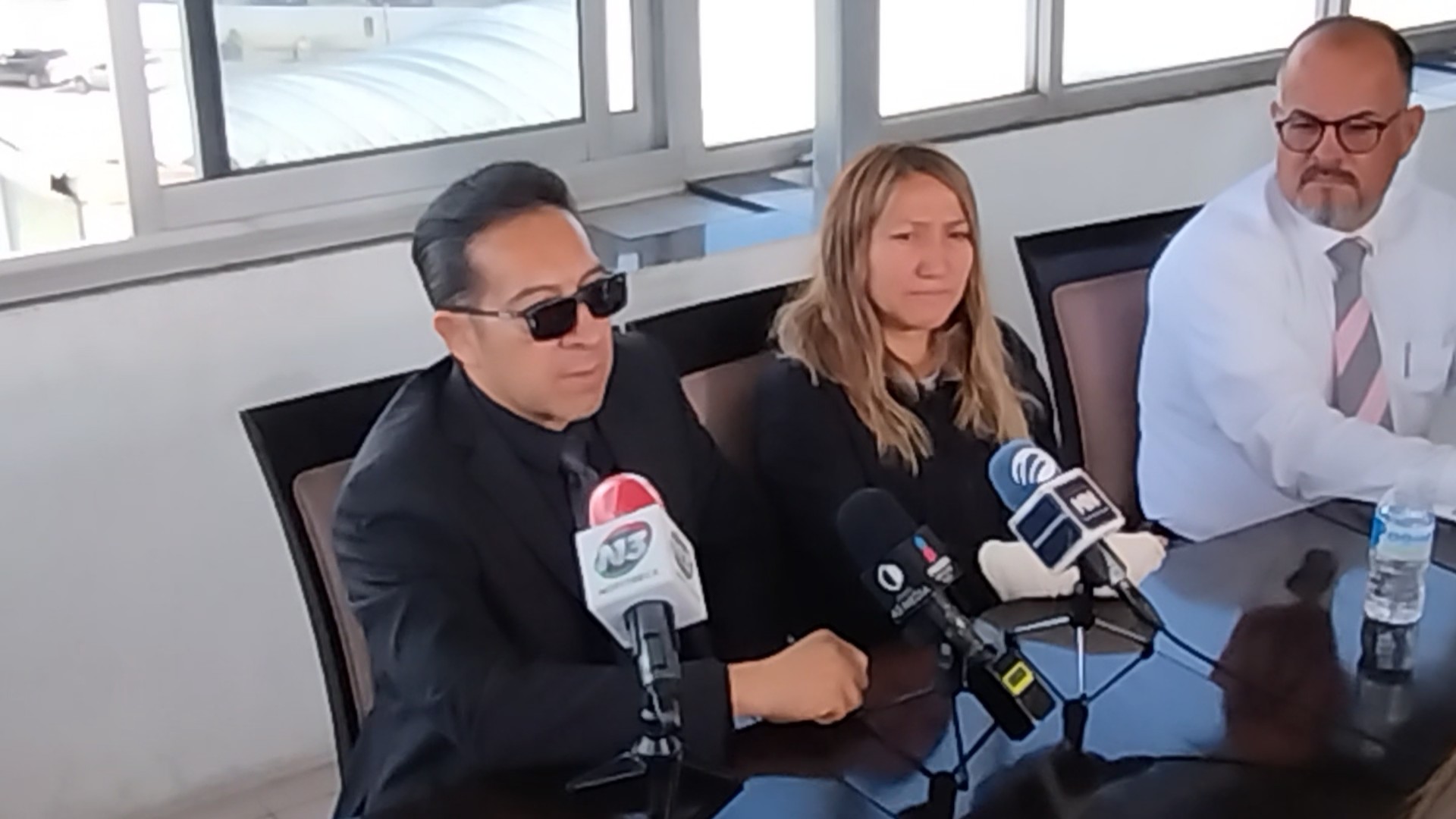 Mujer denuncia que es acosada por los homicidas de su esposo en Puebla