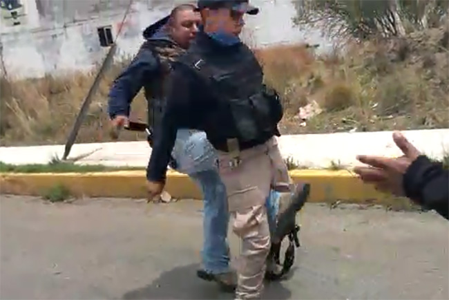 VIDEO Se enfrentan policías y ciudadanos en retén de Esperanza