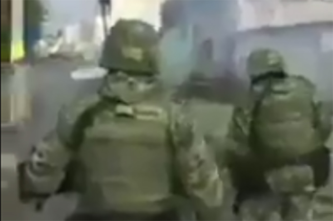 VIDEO Pobladores impiden entrada del Ejército a colonia de Texmelucan