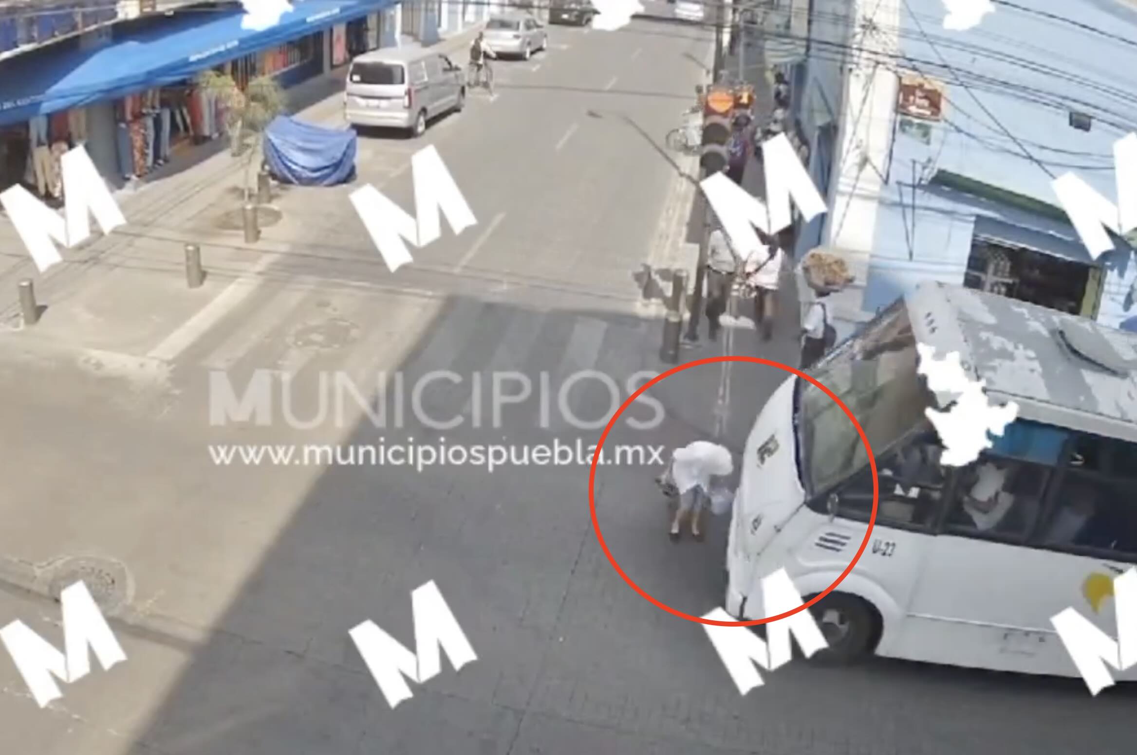 VIDEO Abuelita es atropellada por microbús en el Centro Histórico de Puebla