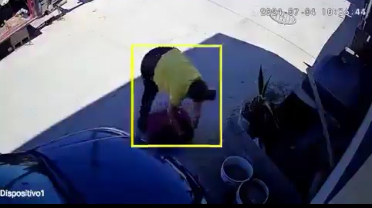 Videograban en Tijuana a una mujer que mete un niño en una maleta