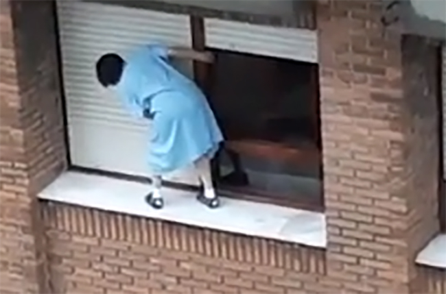VIDEO Abuelita limpia ventanas en un séptimo piso y se vuelve viral