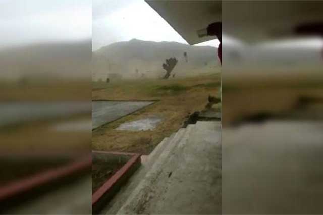 Captan momento en que viento se lleva techo en Quimixtlán