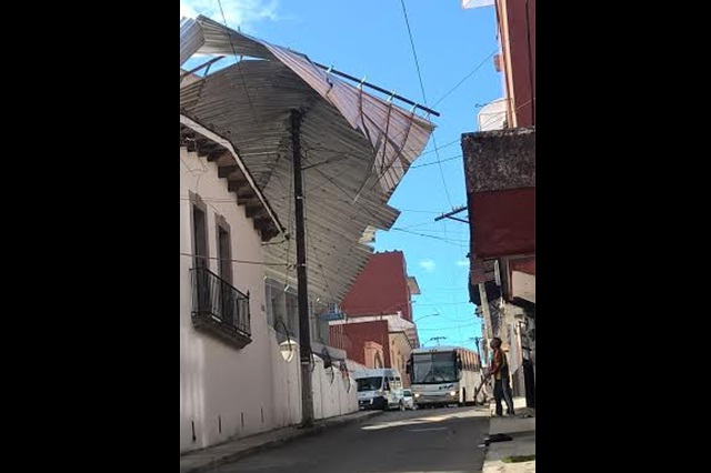 Viento tira techos, árboles y deja heridos en el estado de Puebla