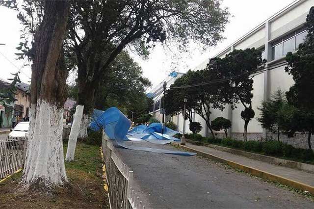 Viento tira techos, árboles y deja heridos en el estado de Puebla