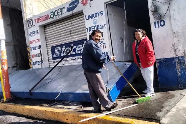 Viento tira techos, árboles y deja heridos en el estado de Puebla