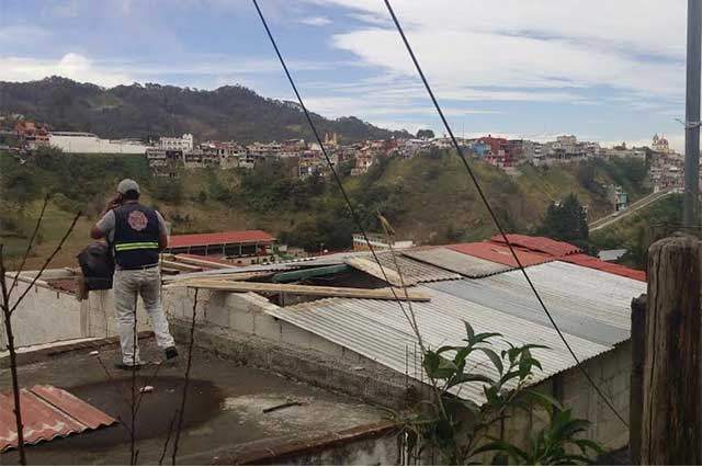 Viento tira techos, árboles y deja heridos en el estado de Puebla