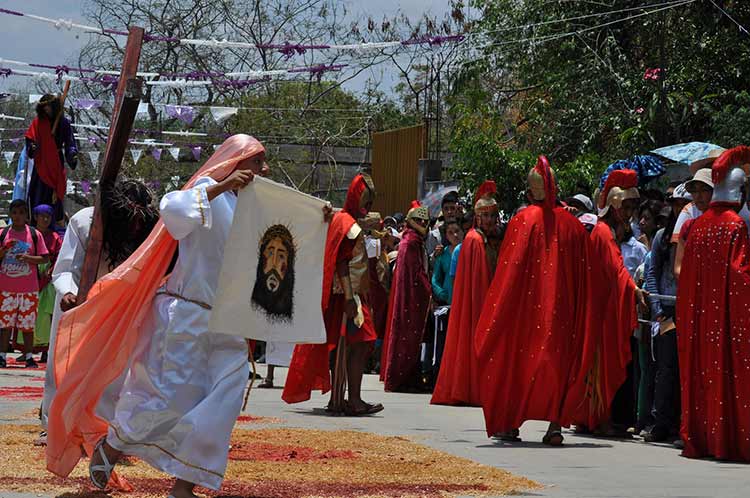 Conmemoran poblanos la pasión y muerte de Jesús de Nazaret