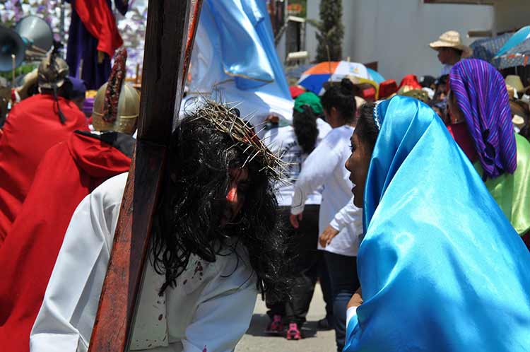 Reúne a 15 mil personas el viacrucis de Acatlán de Osorio